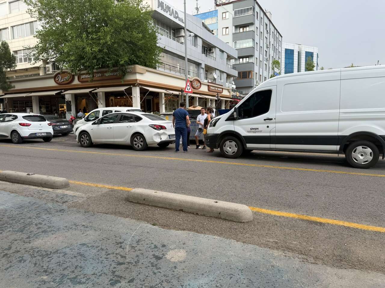 Muğla’da Trafik Kazası: Hafif Ticari Araç Otomobile Çarptı 1